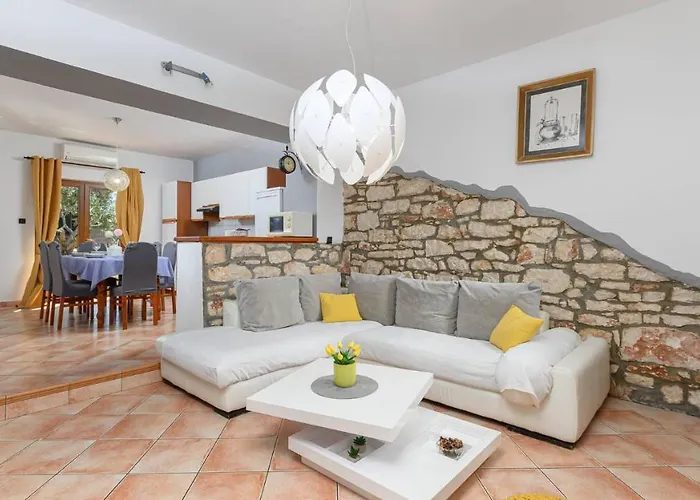 Charming Stone Carla Near The Sea And Town By Wiibuk Пула